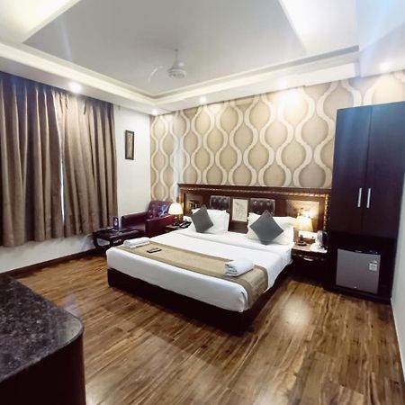 Hotel Waterfall Paschim Vihar Delhi ภายนอก รูปภาพ