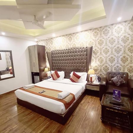 Hotel Waterfall Paschim Vihar Delhi ภายนอก รูปภาพ