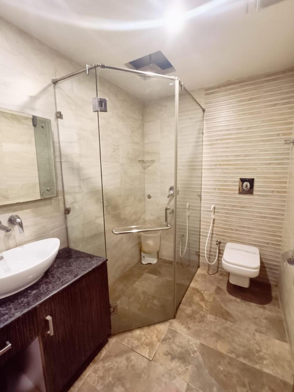 Hotel Waterfall Paschim Vihar Delhi ภายนอก รูปภาพ