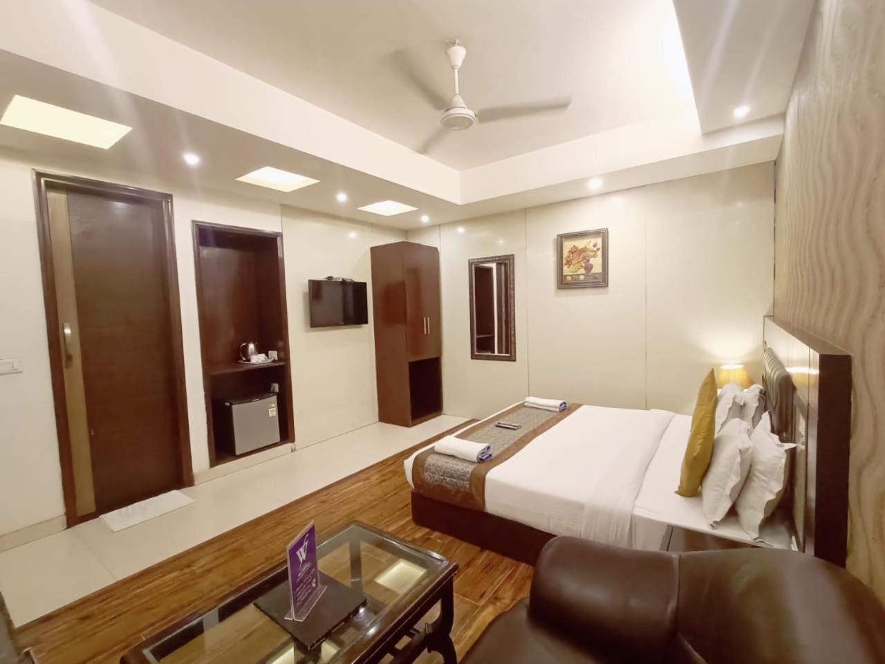 Hotel Waterfall Paschim Vihar Delhi ภายนอก รูปภาพ