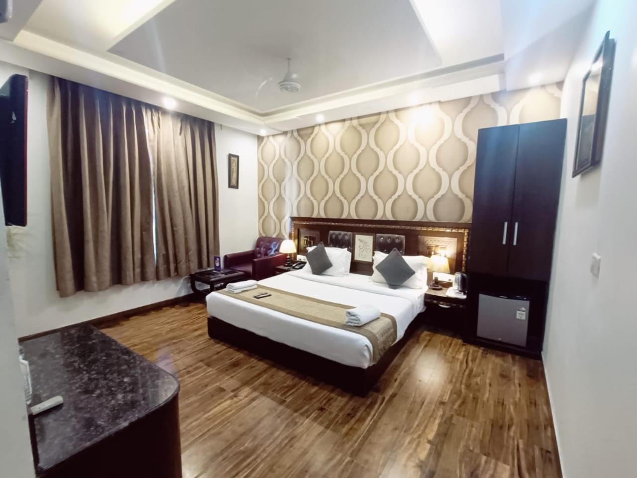 Hotel Waterfall Paschim Vihar Delhi ภายนอก รูปภาพ