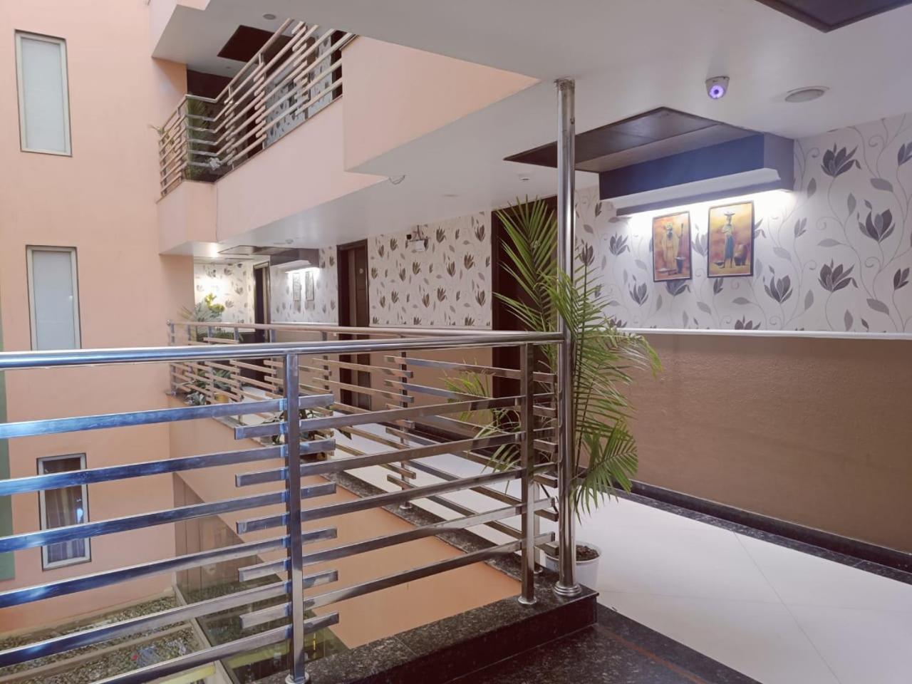 Hotel Waterfall Paschim Vihar Delhi ภายนอก รูปภาพ
