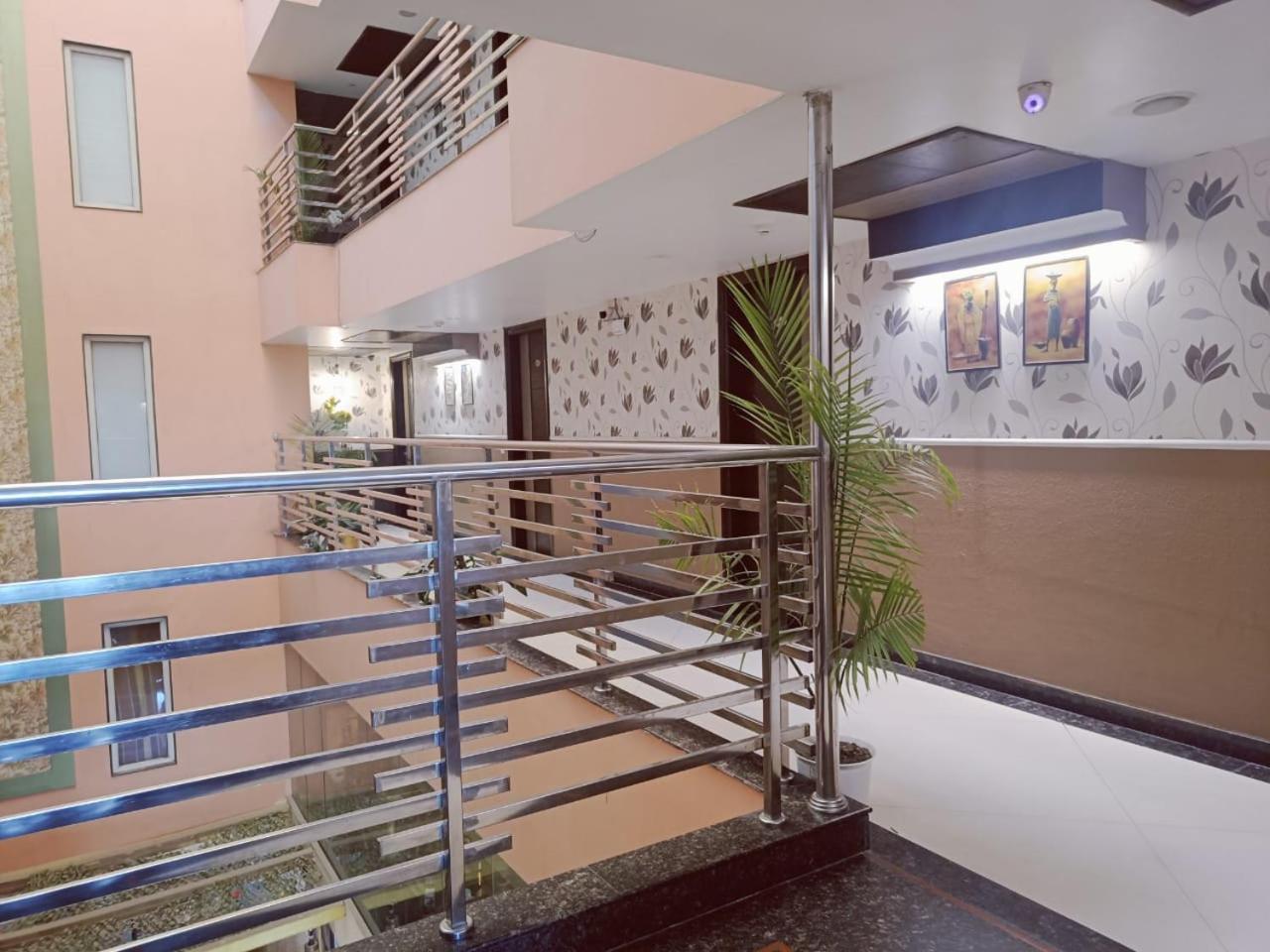 Hotel Waterfall Paschim Vihar Delhi ภายนอก รูปภาพ