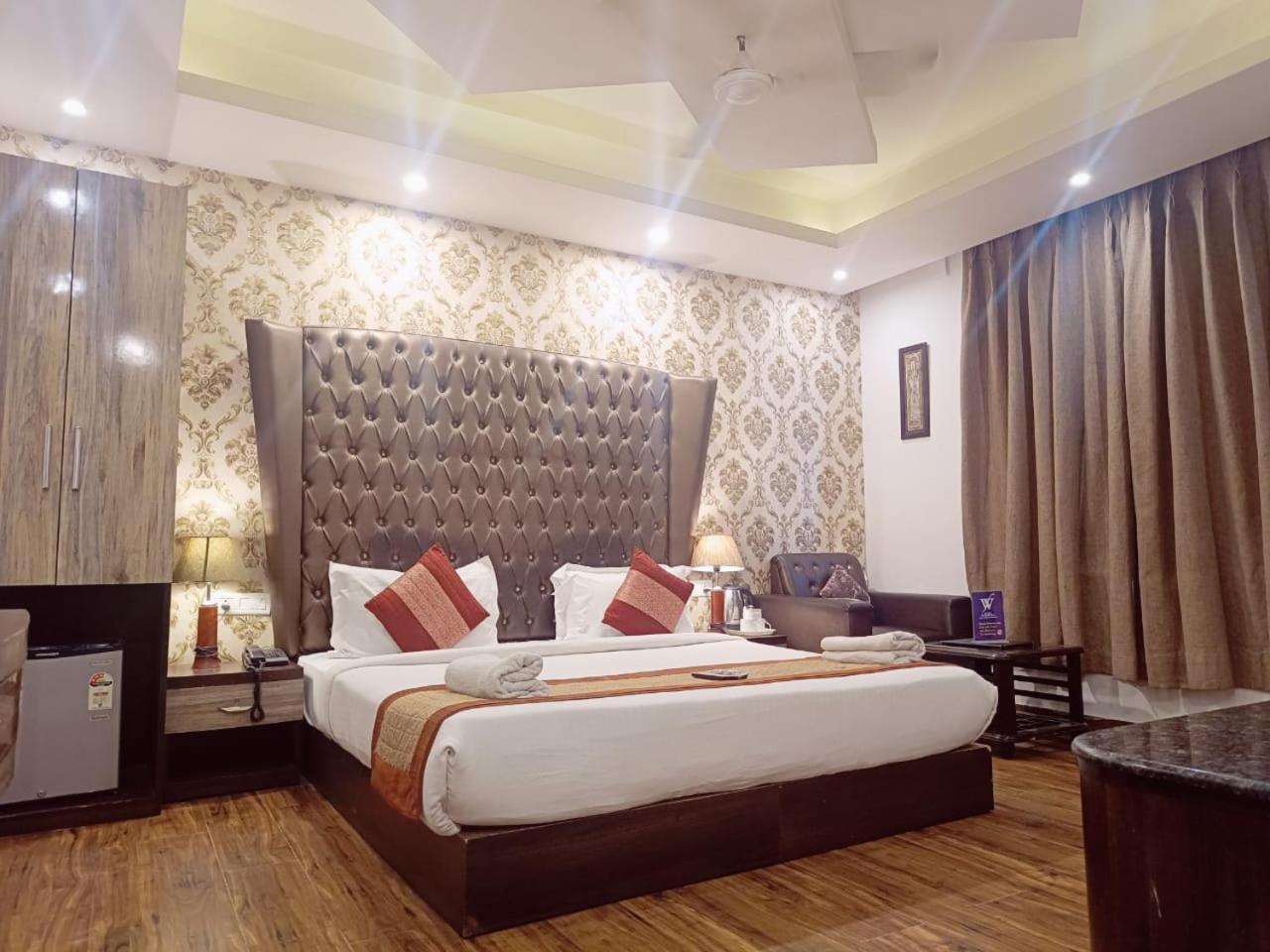 Hotel Waterfall Paschim Vihar Delhi ภายนอก รูปภาพ