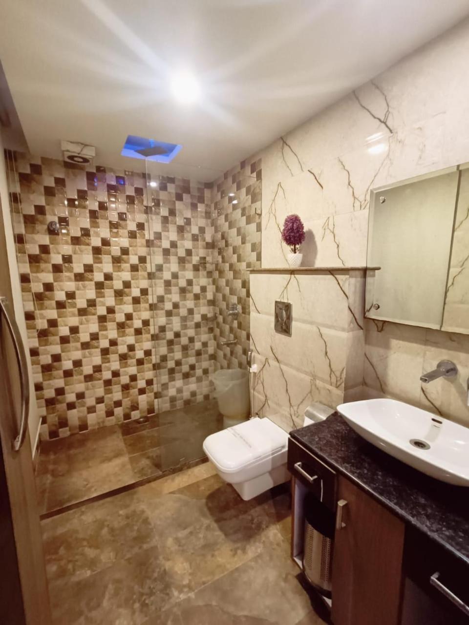 Hotel Waterfall Paschim Vihar Delhi ภายนอก รูปภาพ