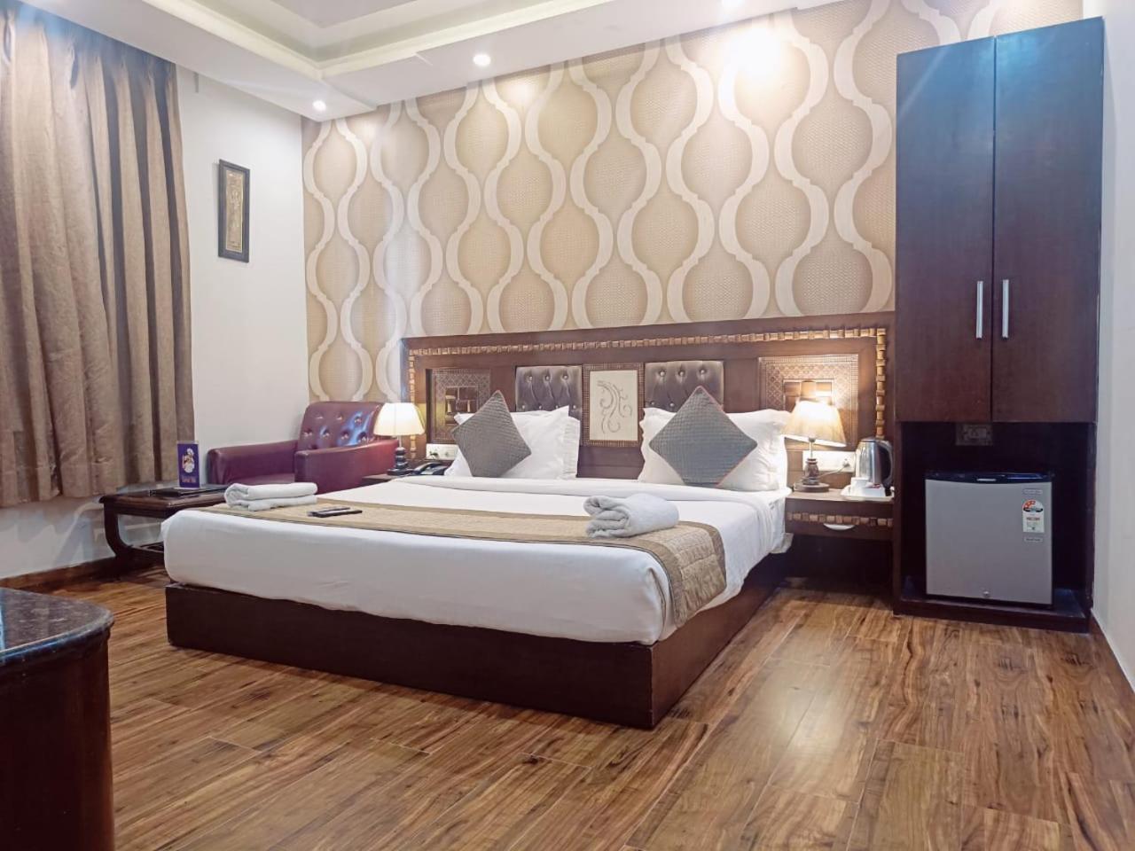 Hotel Waterfall Paschim Vihar Delhi ภายนอก รูปภาพ